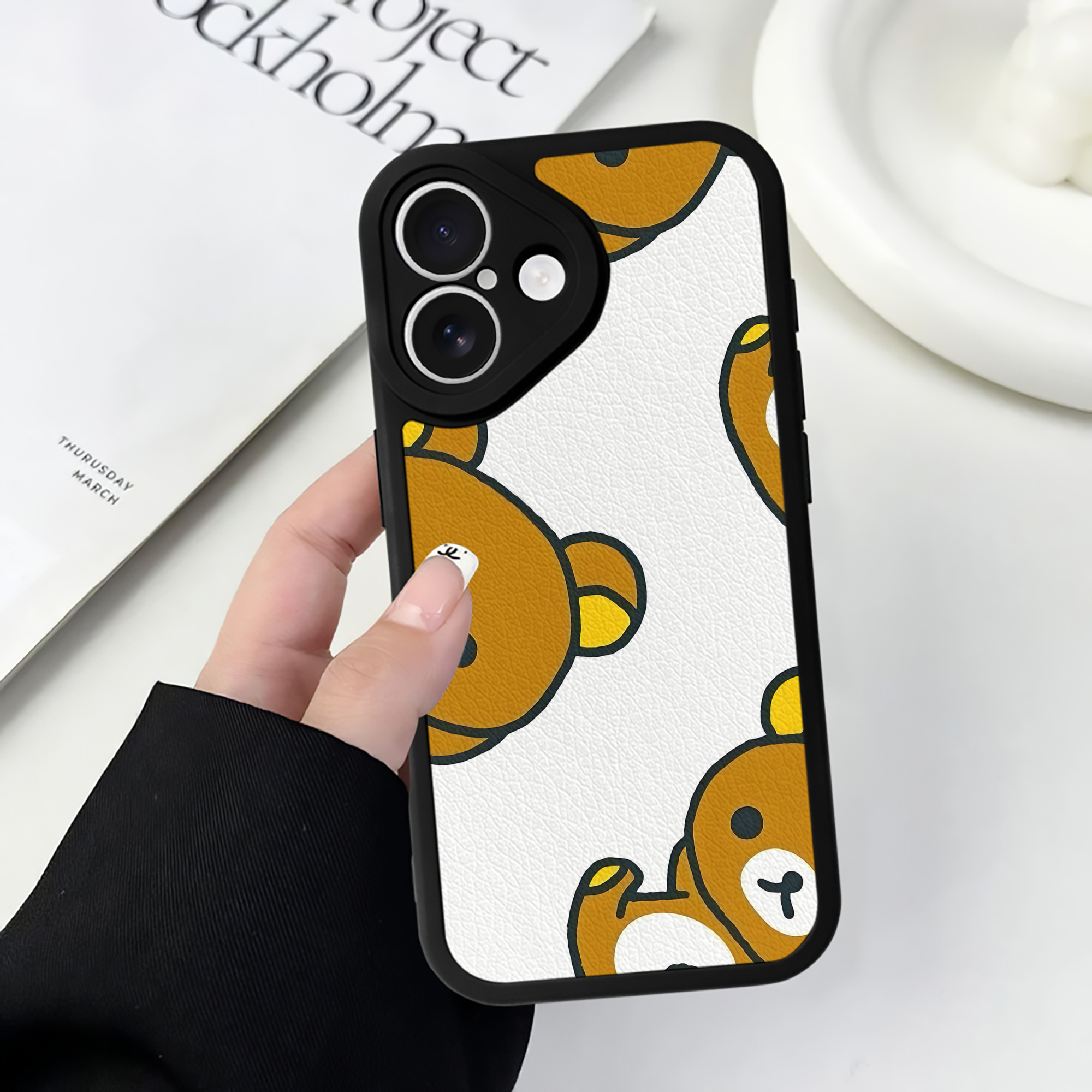 （画像用） リラックマ リラックマ キイロイトリ Rilakkuma Korilakkuma Kiiroitori 【iPhone 16シリーズ対応】シリコンスマホケース（レザー調） 材質：シリコン